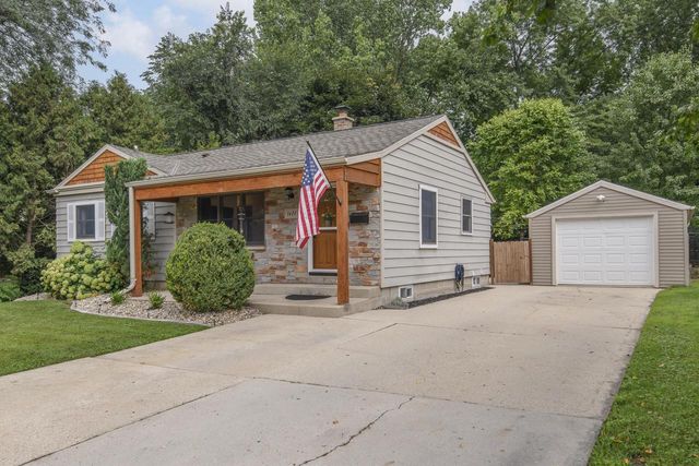 1608 Beverly LANE, West Bend, WI 53090