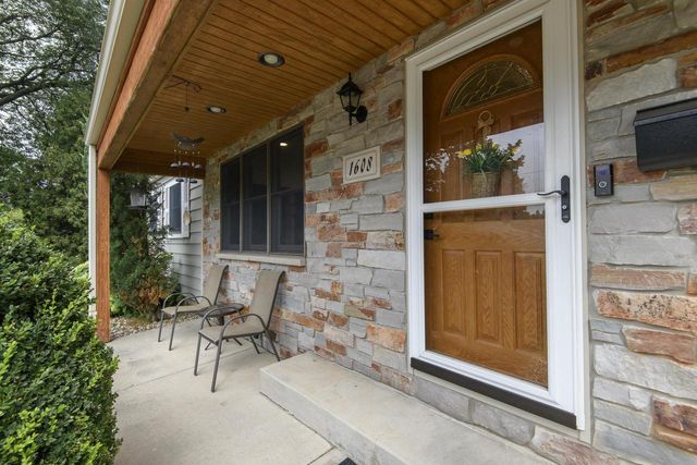 1608 Beverly LANE, West Bend, WI 53090