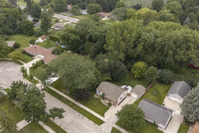 1608 Beverly LANE, West Bend, WI 53090