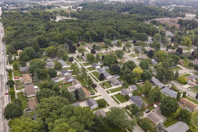1608 Beverly LANE, West Bend, WI 53090