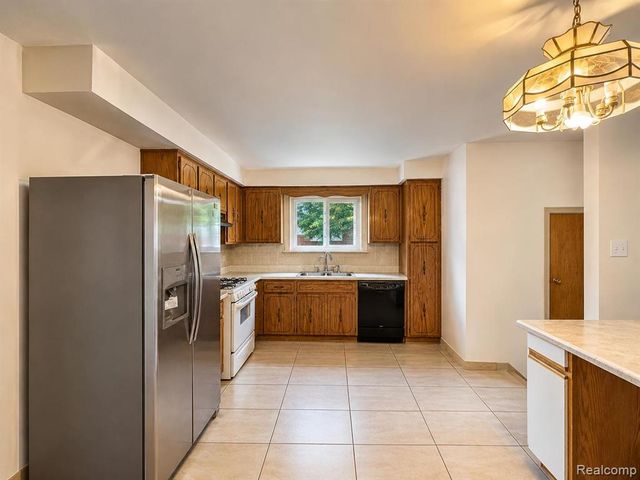 8435 Francine Street, Warren, MI 48093