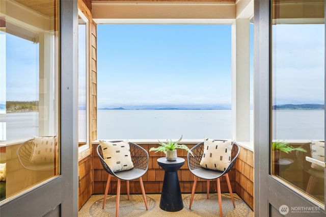 28 W North Camano Drive, Camano Island, WA 98282