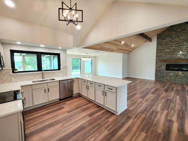 124 SEQUOYA Drive E, Lake Kiowa, TX 76240