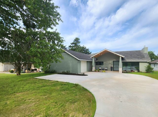 124 SEQUOYA Drive E, Lake Kiowa, TX 76240