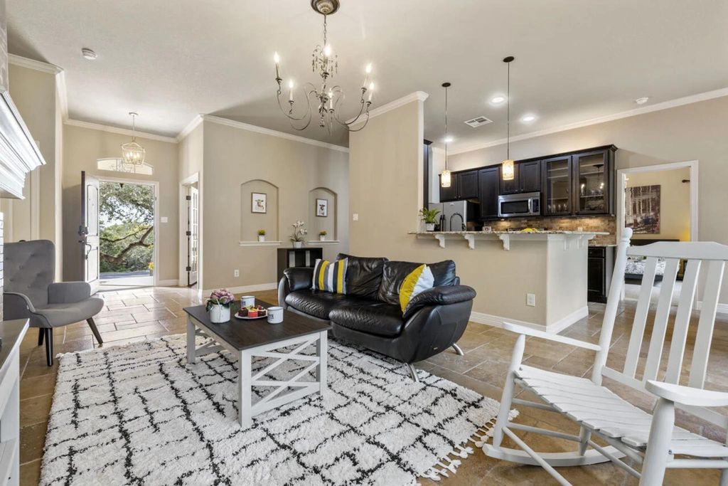 10033 Longhorn SKWY, Dripping Springs, TX 78620