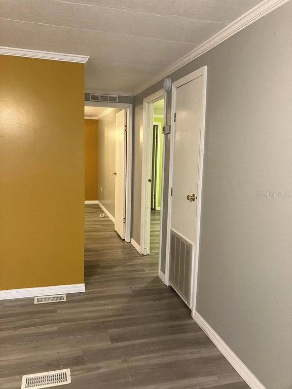 Image 20 of property listing at 1305 MOHAWK CIRCLE, Tavares, FL 32778