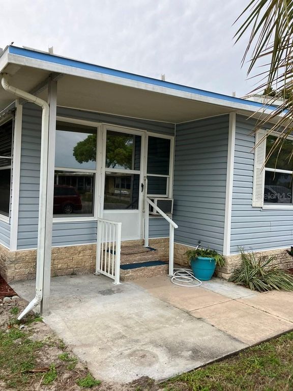 Image 3 of property listing at 1305 MOHAWK CIRCLE, Tavares, FL 32778