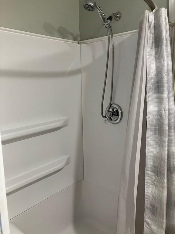 Image 26 of property listing at 1305 MOHAWK CIRCLE, Tavares, FL 32778