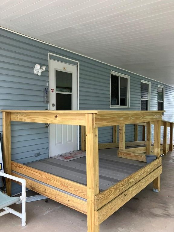 Image 4 of property listing at 1305 MOHAWK CIRCLE, Tavares, FL 32778