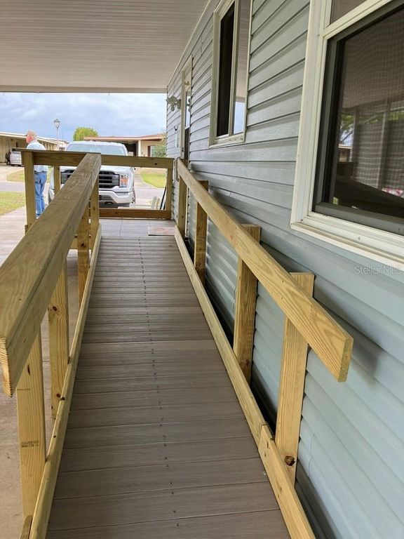 Image 5 of property listing at 1305 MOHAWK CIRCLE, Tavares, FL 32778