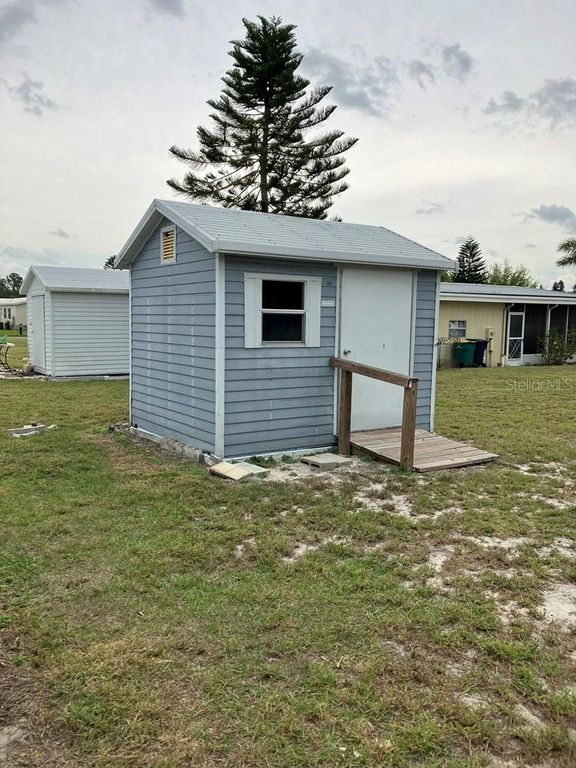 Image 9 of property listing at 1305 MOHAWK CIRCLE, Tavares, FL 32778