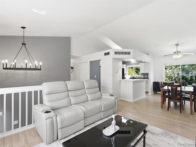 2694 Driftwood Drive, Waterford, MI 48329