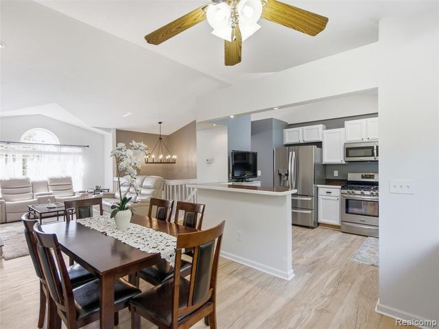 2694 Driftwood Drive, Waterford, MI 48329