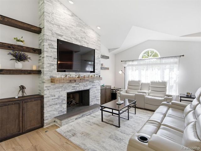 2694 Driftwood Drive, Waterford, MI 48329