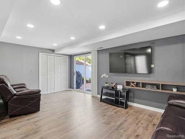 2694 Driftwood Drive, Waterford, MI 48329