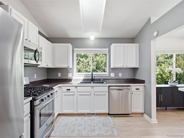 2694 Driftwood Drive, Waterford, MI 48329