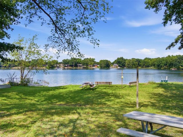 2694 Driftwood Drive, Waterford, MI 48329