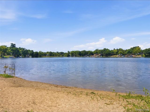 2694 Driftwood Drive, Waterford, MI 48329