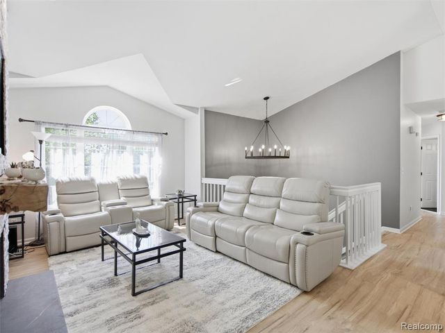 2694 Driftwood Drive, Waterford, MI 48329