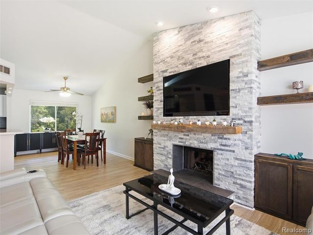 2694 Driftwood Drive, Waterford, MI 48329