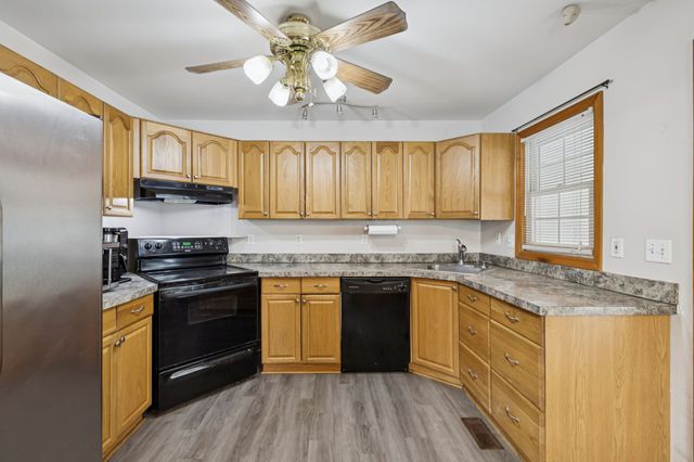 702 Royal Oaks Dr, Columbia, TN 38401