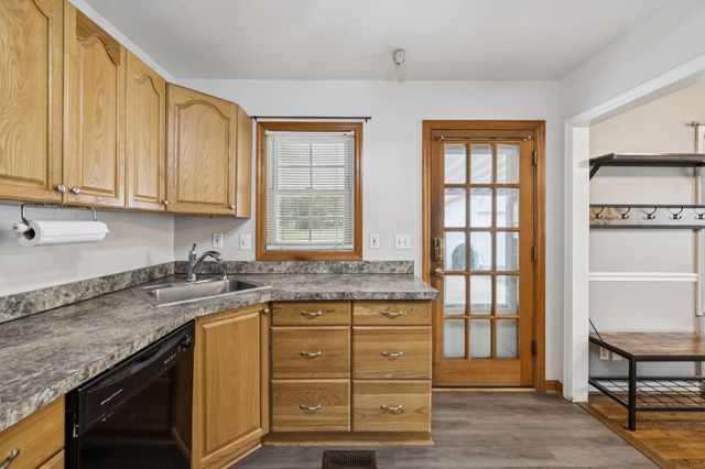 702 Royal Oaks Dr, Columbia, TN 38401