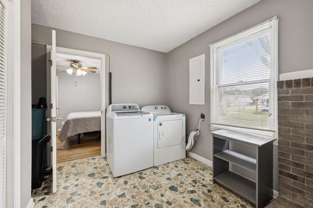 702 Royal Oaks Dr, Columbia, TN 38401