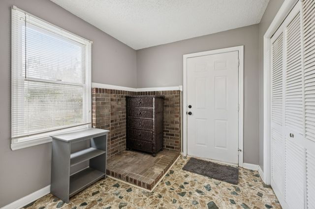 702 Royal Oaks Dr, Columbia, TN 38401