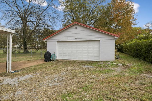 702 Royal Oaks Dr, Columbia, TN 38401