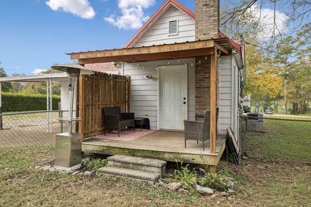 702 Royal Oaks Dr, Columbia, TN 38401