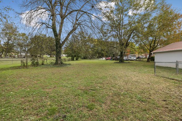 702 Royal Oaks Dr, Columbia, TN 38401