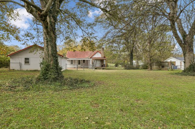 702 Royal Oaks Dr, Columbia, TN 38401