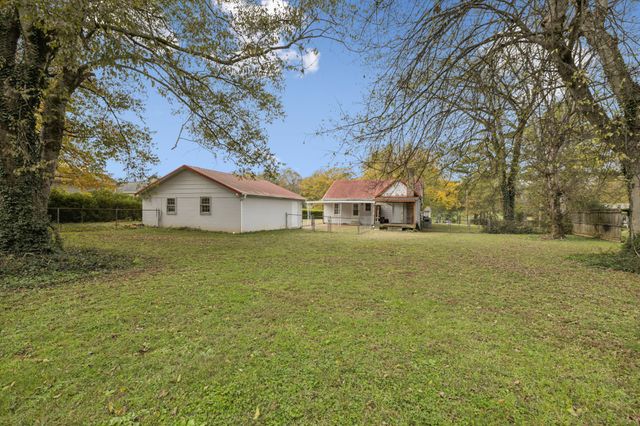 702 Royal Oaks Dr, Columbia, TN 38401