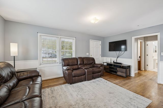 702 Royal Oaks Dr, Columbia, TN 38401