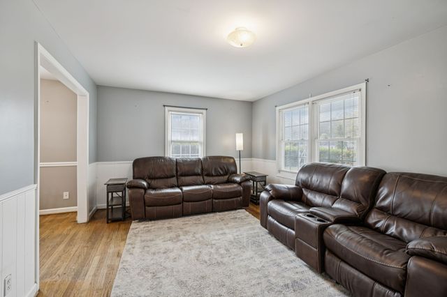 702 Royal Oaks Dr, Columbia, TN 38401