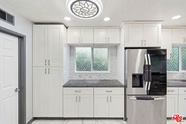 18720 Chase Street, Northridge (los Angeles), CA 91324