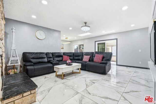 18720 Chase Street, Northridge (los Angeles), CA 91324