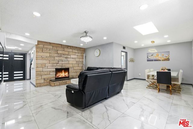 18720 Chase Street, Northridge (los Angeles), CA 91324