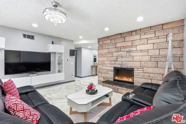 18720 Chase Street, Northridge (los Angeles), CA 91324