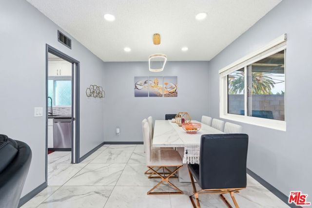 18720 Chase Street, Northridge (los Angeles), CA 91324