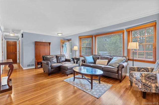 9 Carrol Place, Greenlawn, NY 11740