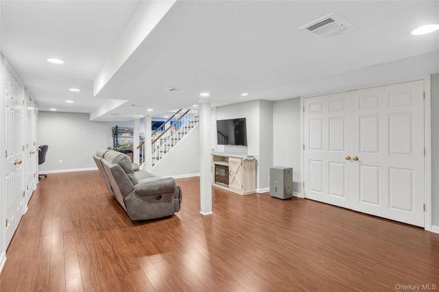9 Carrol Place, Greenlawn, NY 11740