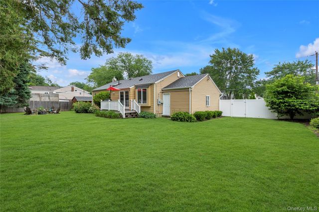 9 Carrol Place, Greenlawn, NY 11740