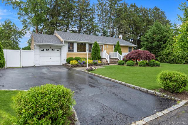 9 Carrol Place, Greenlawn, NY 11740