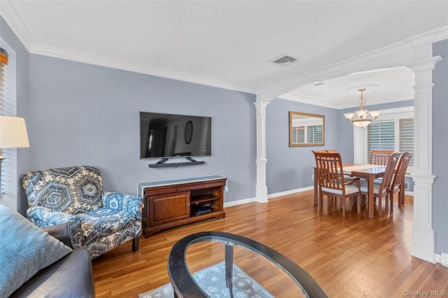 9 Carrol Place, Greenlawn, NY 11740