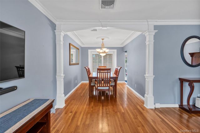 9 Carrol Place, Greenlawn, NY 11740