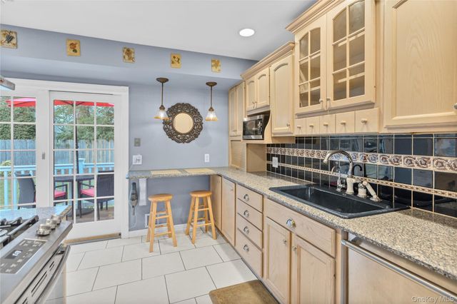 9 Carrol Place, Greenlawn, NY 11740