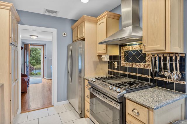 9 Carrol Place, Greenlawn, NY 11740
