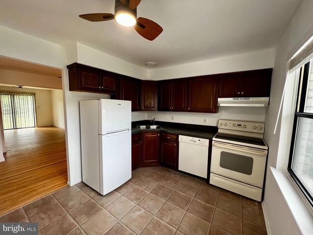 211 SILVER CT, Hamilton, NJ 08690