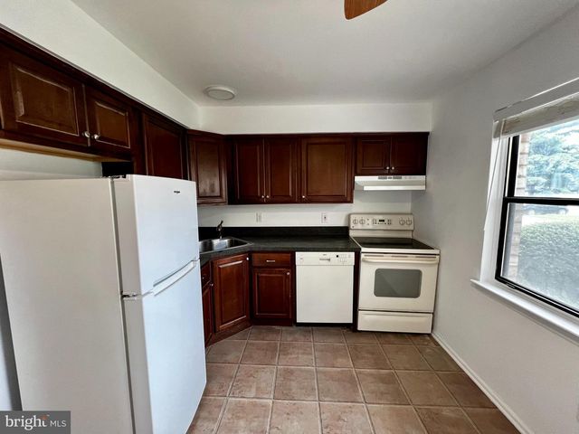 211 SILVER CT, Hamilton, NJ 08690
